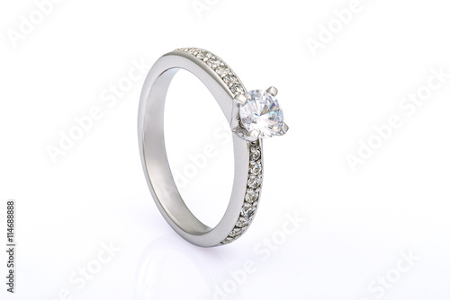 Zdjęcie XXL Pierścionek zaręczynowy z diamentami na białym tle
