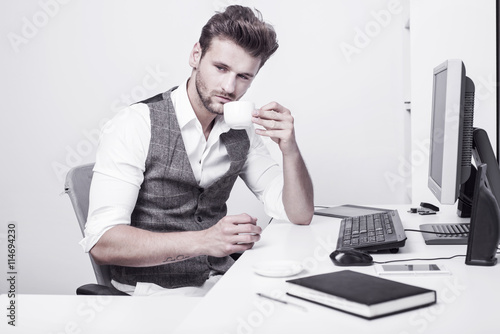 Zdjęcie XXL Młody człowiek pracuje w biurze