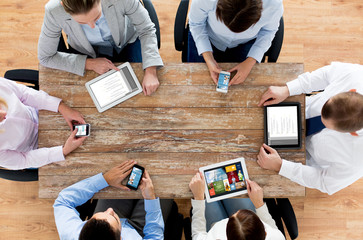 Canvas Print - business team with smartphones and tablet pc