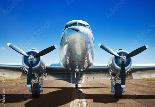 Fotomural Avión en una pista de aterrizaje