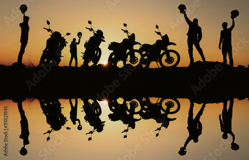 Fototapeta na szkło motocykliści z radością z celu