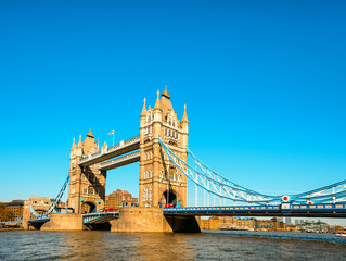 Fototapete - Tower Bridge in London in the late afternoon