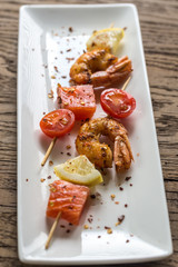 Wall Mural - Skewers with shrimps and salmon