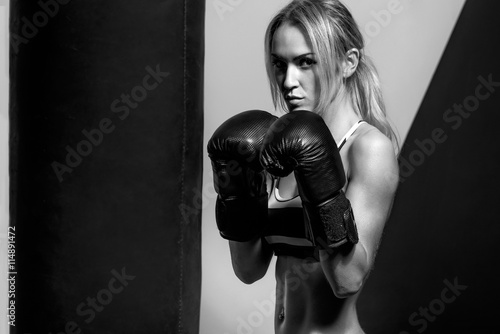 Naklejka na drzwi young boxer woman