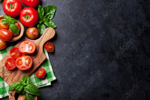 Fotomural Fresh ripe garden tomatoes and basil