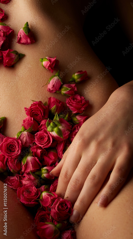 Zmysłowe nagie kobiece ciało z kwiatami róż - obrazy, fototapety, plakaty 