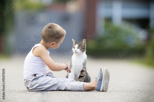 Enfant parle au chat dans la rue Tableau sur Toile
