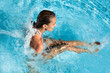 femme avec des jets d'eau dans une piscine