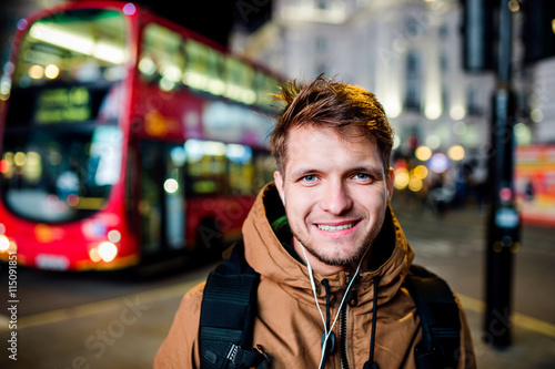 Fotografie, Tablou Man walking in the streets of London at night