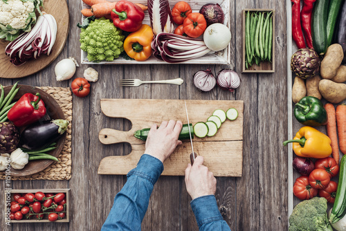 Cuisiner dans une cuisine rustique Poster Mural XXL