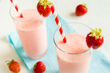 Canvas Print - Strawberry smoothie with yogurt