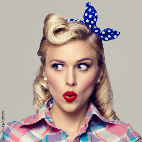 Mata magnetyczna młoda zdziwiona kobieta, ubrana w stylu pin-up
