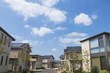 住宅　新築住宅街　イメージ　電線地中化　植栽のきれいな街並み　青空と雲