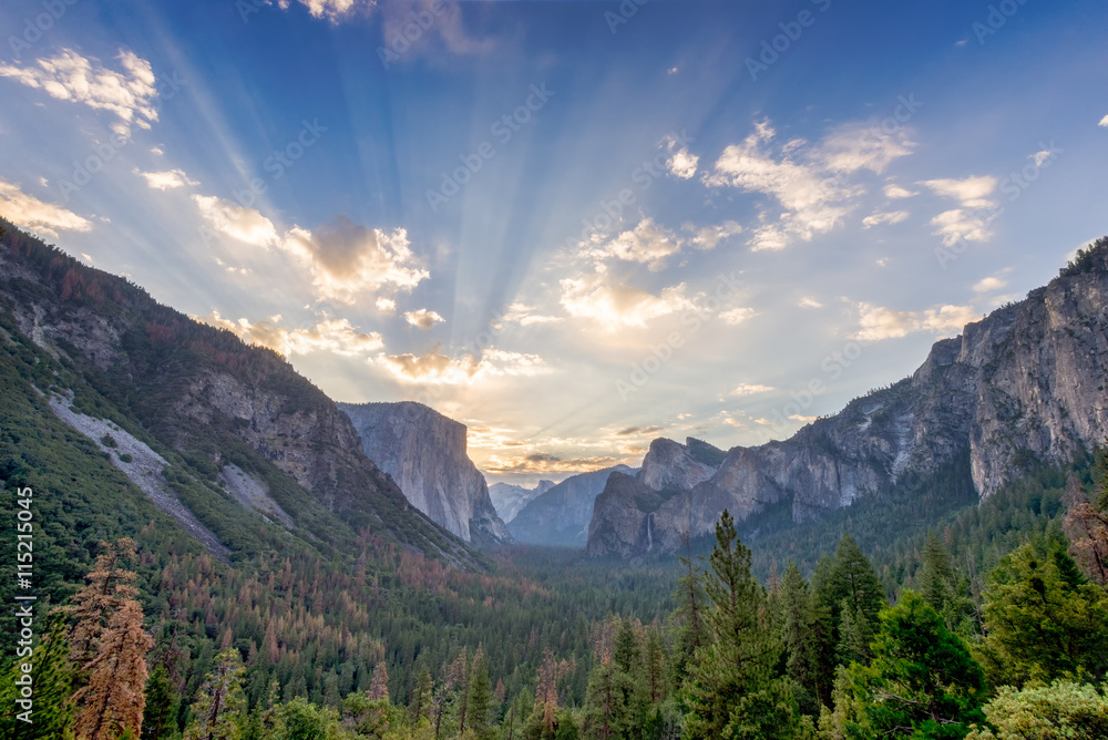 Sunrise at the tunnel View vista point at Yosemite National Park Stock ...