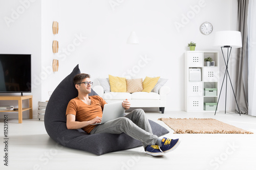 Fotografía Forgetting daily worries in his comfy apartment
