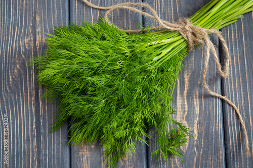 Cuadros en Lienzo Bunch of fresh organic dill on the rustic wooden table