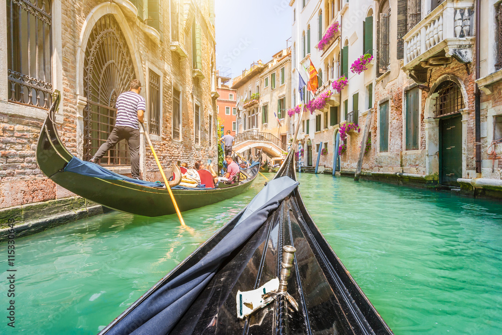 Gondola płynie kanałami Wenecji we Włoszech - obrazy, fototapety, plakaty 
