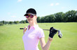 Frau mit rosa Polo am Golfplatz