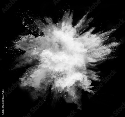 Zdjęcie XXL Biały proszek wybuch na czarnym tle