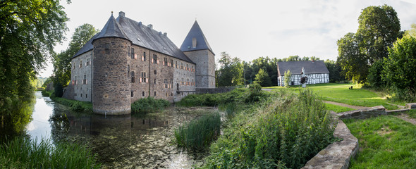 Canvas Print - water castle haus kemnade nrw germany high definition panorama