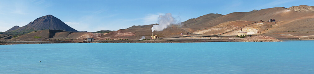 Islanda: panoramica della laguna azzurra della stazione geotermale di Bjarnarflag nell'area del lago Myvatn il 28 agosto 2012