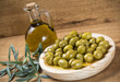 Tapa de aceitunas y aceite de oliva