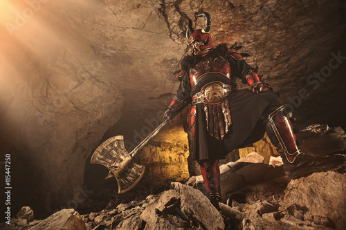 Zdjęcie XXL Atak potężnego rycerza w ciężkiej zbroi na lochu backgrou