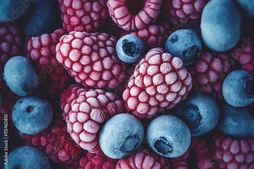 Fotomural Blaubeeren und Himbeeren aus dem Teifkühlfach