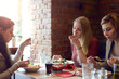 Drei junge Frauen essen gemeinsam