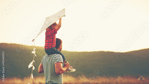 happy family father and child on meadow with a kite in summer Tableau sur Toile