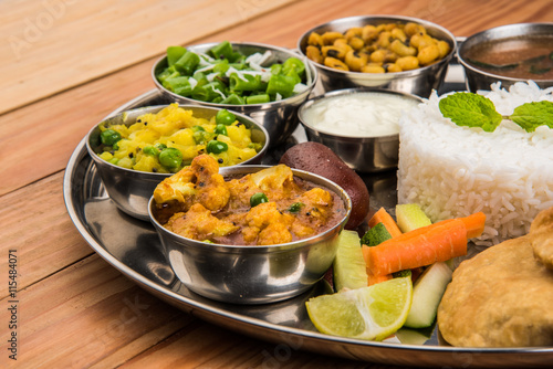 Fotografie, Obraz Indické jídlo talíř, indická thali, indická zelenina thali, paratha, rýže, aalu