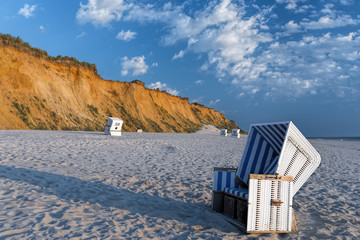 Fototapete - Strandkorb am  Strand von Sylt Kampen rotes Kliff