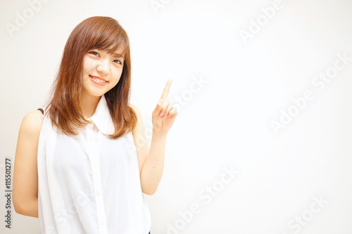 笑顔で指をさす若い女性 日本人 ポイント 指差し 女子 アピール セールスポイント Comprar Esta Foto De Stock Y Explorar Imagenes Similares En Adobe Stock Adobe Stock