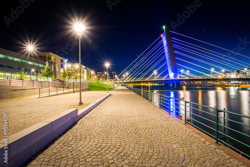 Cuadros en Lienzo Crusell Bridge at night, over the Ruoholahti Canal, in Helsinki,