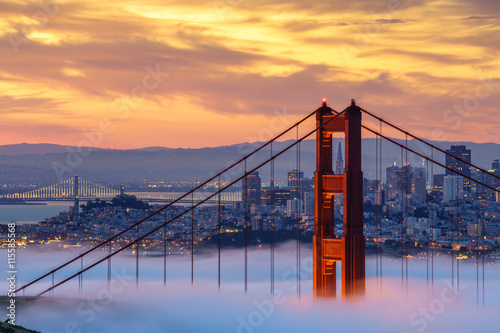 Plakat na papierze fotorealistycznym Wcześnie rano niskie mgły w Golden gate bridge