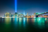 Fototapeta Nowy Jork - The Tribute in Light over the Manhattan Skyline at night, seen f