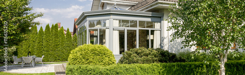 Cuadros en Lienzo Luxurious mansion with orangery surrounded by romantic garden