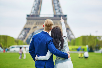 Wall Mural - Romantic couple in Paris near the Eiffel tower