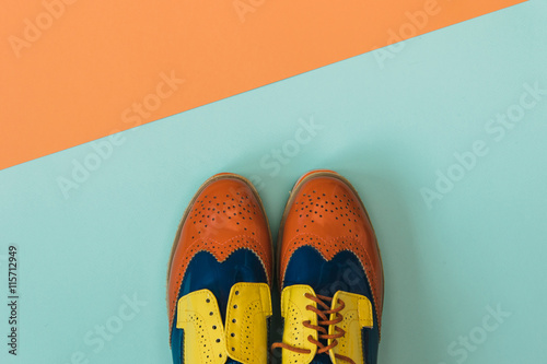 Tapeta ścienna Zestaw moda lay płaskie: kolorowe buty vintage na kolorowym tle. 