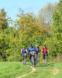 © ARochau - gutgelaunte Senioren bei einer Radtour im Herbst