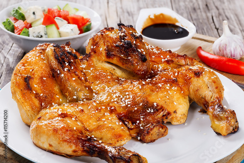 piec-na-grillu-caly-kurczak-i-salatka-w-bialym-pucharze