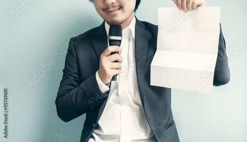 紙を持つ男性 Stock 写真 Adobe Stock 紙を持つ男性 Stock 写真 Adobe Stock