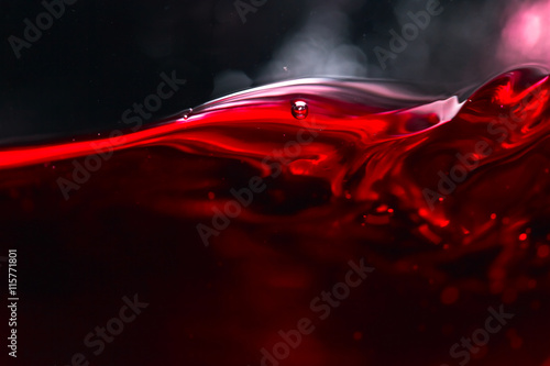 Dekoracja na wymiar  czerwone-wino-na-czarnym-tle