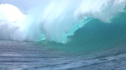 Wall Mural - SLOW MOTION CLOSE UP: Big Teahopoo wave breaking and splashing