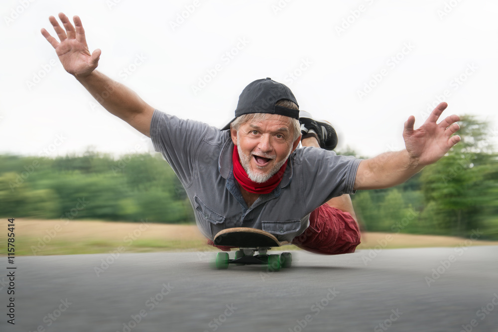 Rentner auf Skateboard glücklich - obrazy, fototapety, plakaty 