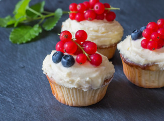 Sommerliche Cupcakes mit Ribisel und Blaubeeren auf Schieferplatte