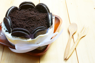 Creamy cheesecake with chocolate cookies and cream biscuits.
