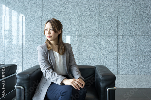 応接室のソファに座る女性 ビジネスイメージ Stock Photo Adobe Stock 応接室のソファに座る女性 ビジネスイメージ Stock Photo Adobe Stock