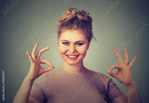 Fotografía Excited happy young optimistic woman giving ok sign gesture with two hands