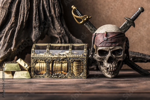 Plakat martwa natura fotografia z piracką czaszką trzymającą dwa miecze i skrzynkę ze skarbami sztabka złota. Koncepcja Halloween